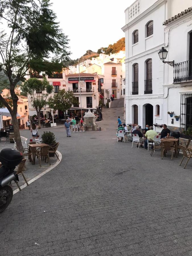 Stylish 3 Bed House 2 Bathrooms, With Patio, Roof Terrace And Communal Pool 5 Minutes Away From The Beautiful Spanish White Village Of Casares Pueblo And Only 20 Mins From The Sea Exterior foto