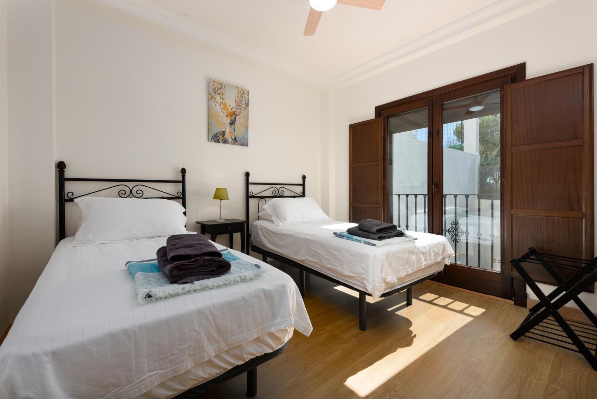 Stylish 3 Bed House 2 Bathrooms, With Patio, Roof Terrace And Communal Pool 5 Minutes Away From The Beautiful Spanish White Village Of Casares Pueblo And Only 20 Mins From The Sea Exterior foto